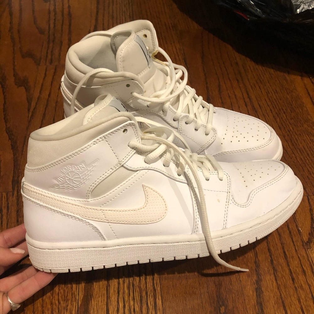 Air Jordan white sneaker size 9.5